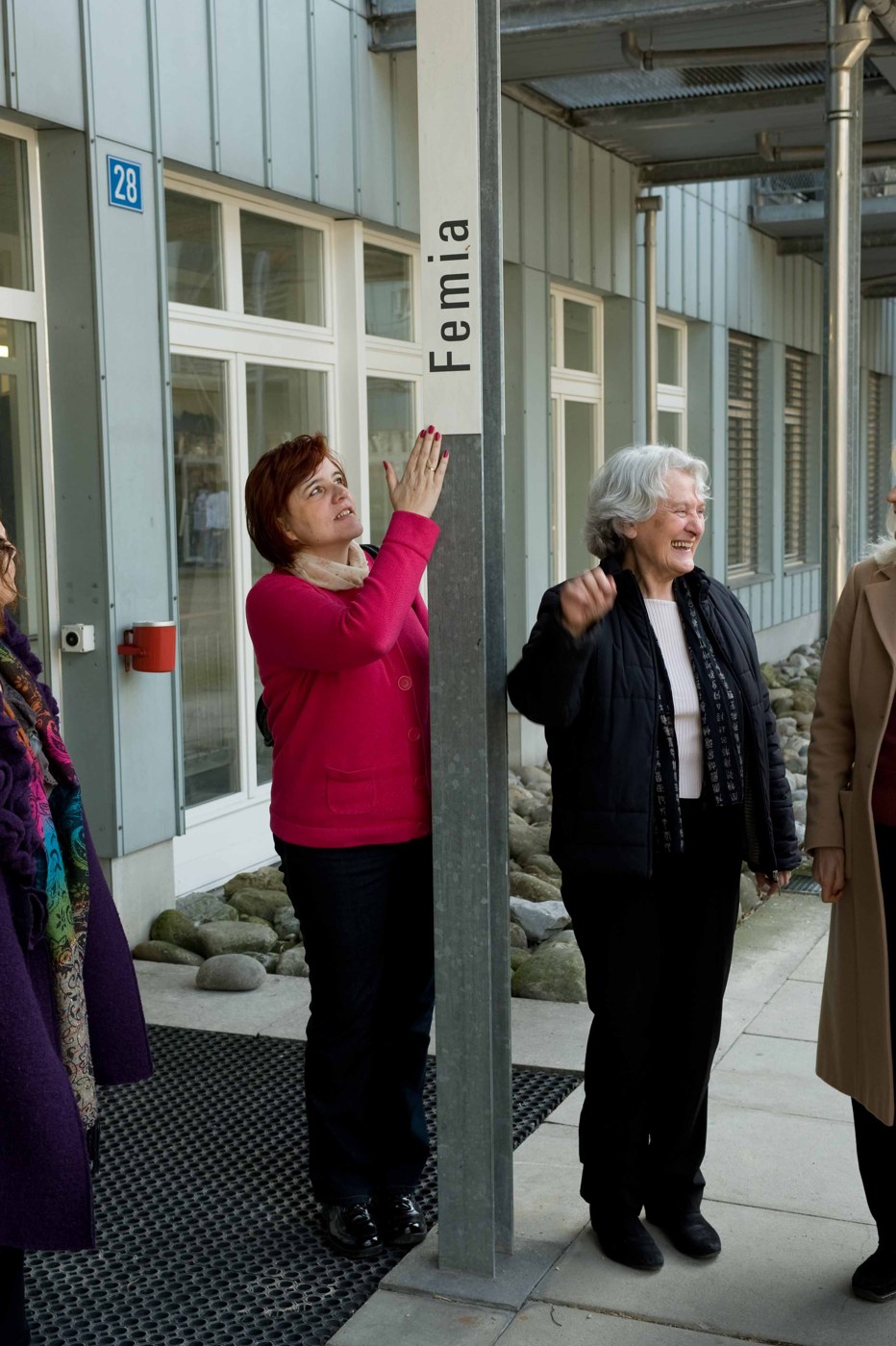 Zwei Frauen beim FEMIA-Schild im Brahmshof