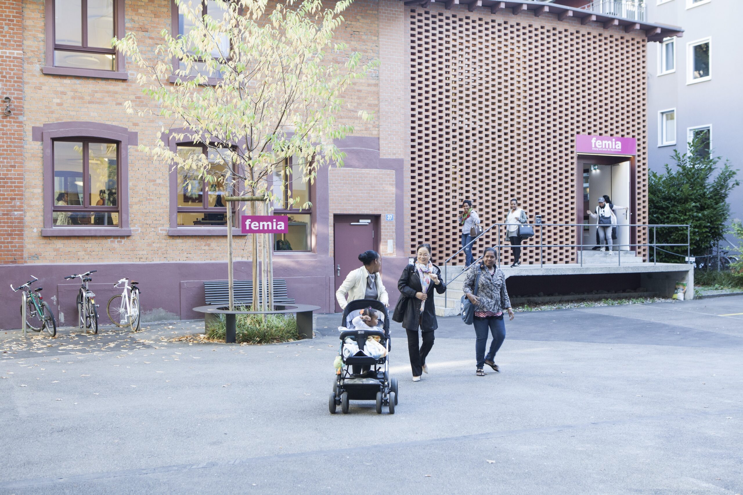 Teilnehmer*innen verlassen gemeinsam das FEMIA-Gebäude in Zürich